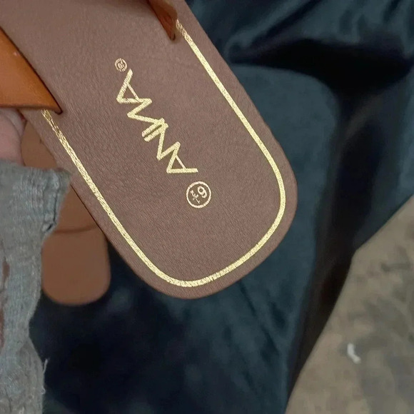 Open toe flat sandal with buckle size 6 and 1/2 - Picture 4 of 8